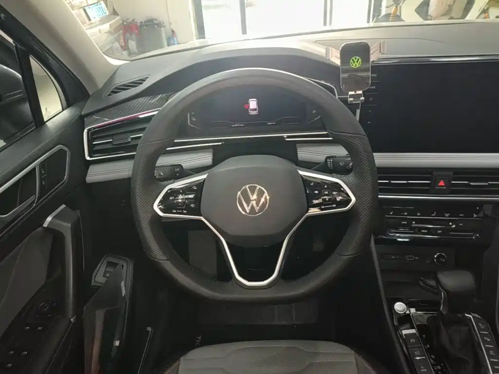 Volkswagen Tiguan L PHEV — фото 11