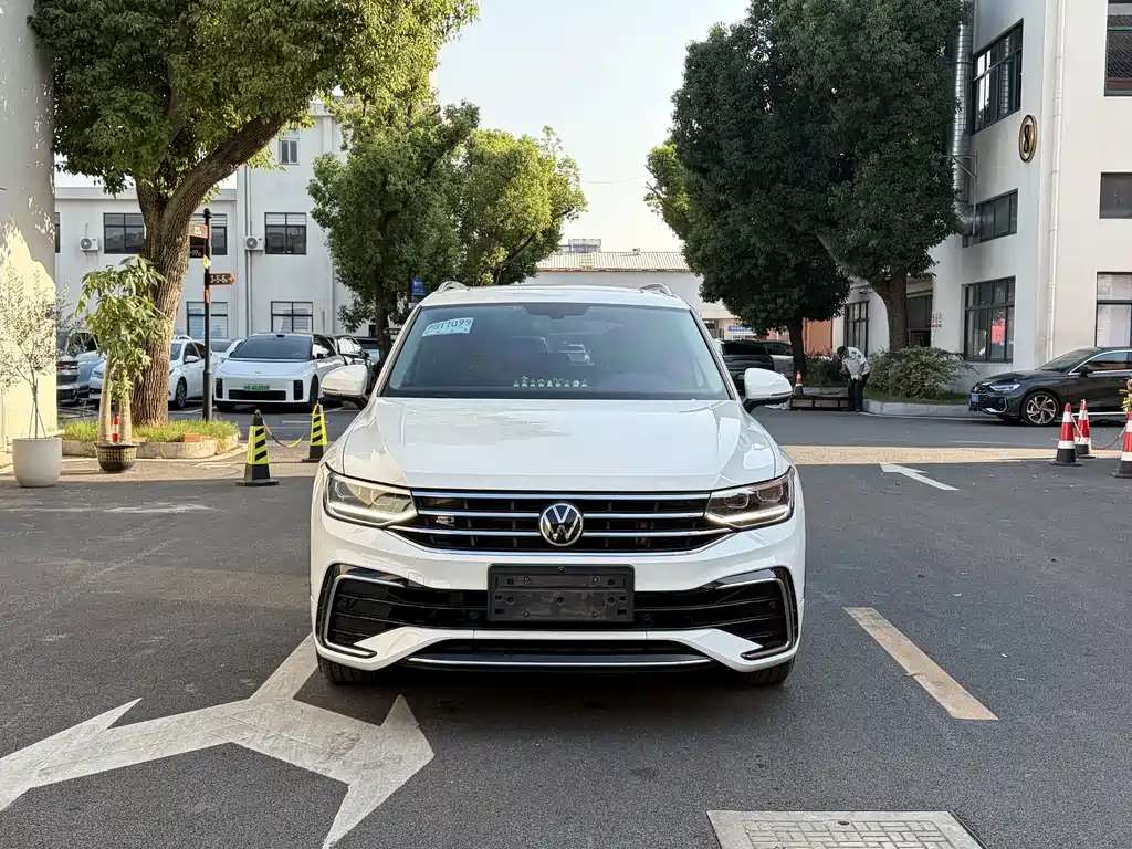 Volkswagen Tiguan L — фото 2