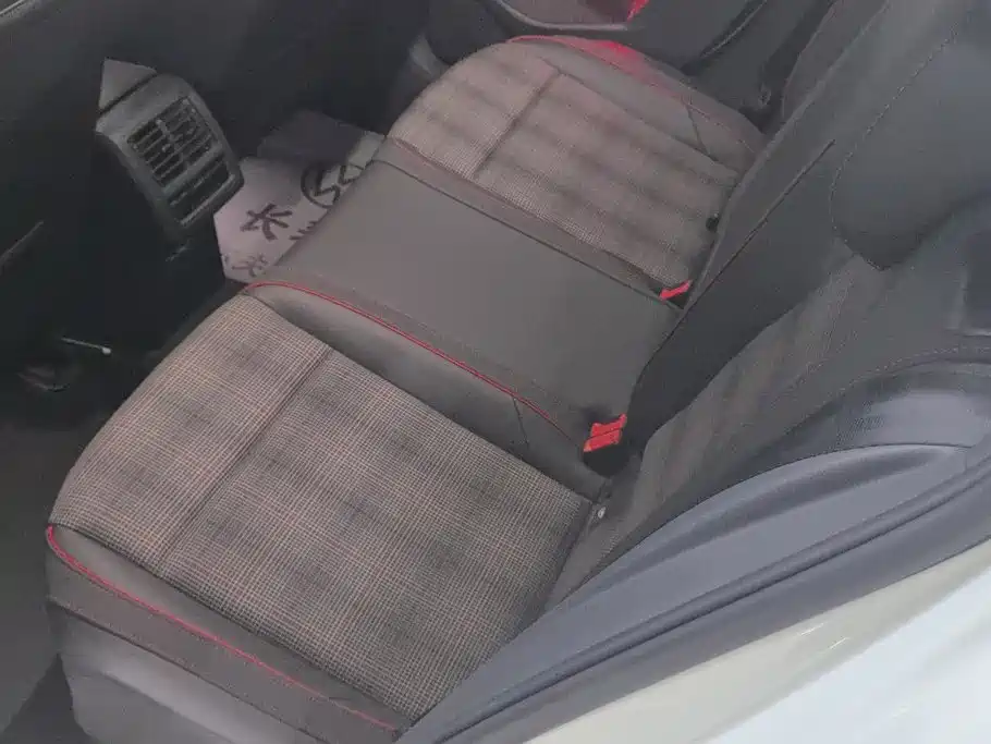 Volkswagen Golf GTI — фото 11