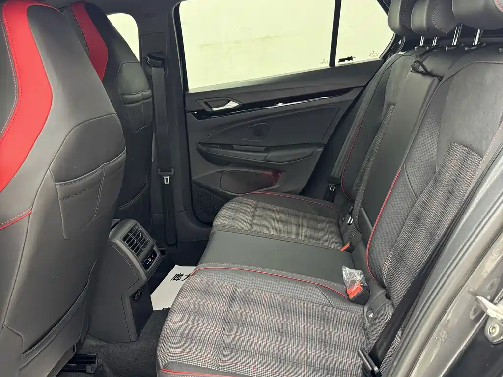 Volkswagen Golf GTI — фото 11