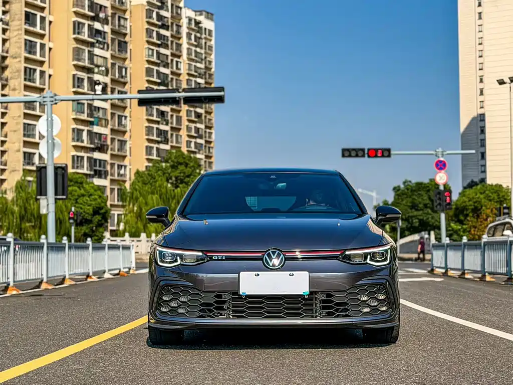 Volkswagen Golf GTI — фото 11