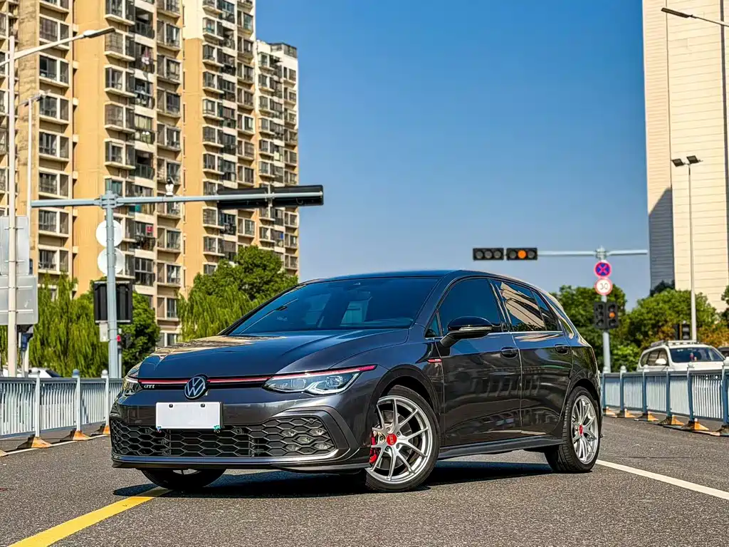 Volkswagen Golf GTI — фото 10