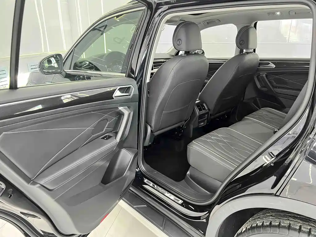 Volkswagen Tiguan L — фото 13