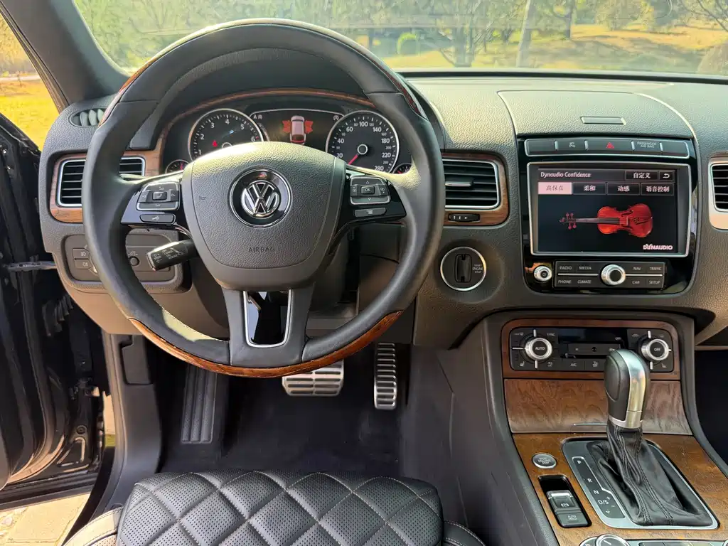 Volkswagen Touareg — фото 24