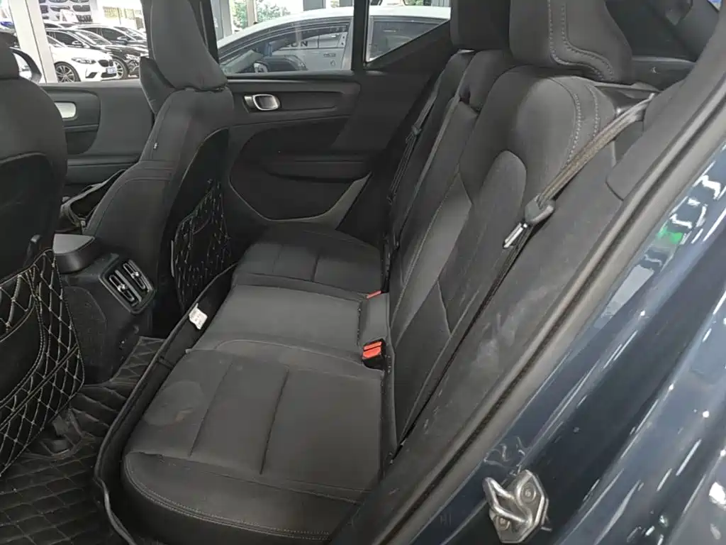 Volvo XC40 — фото 17