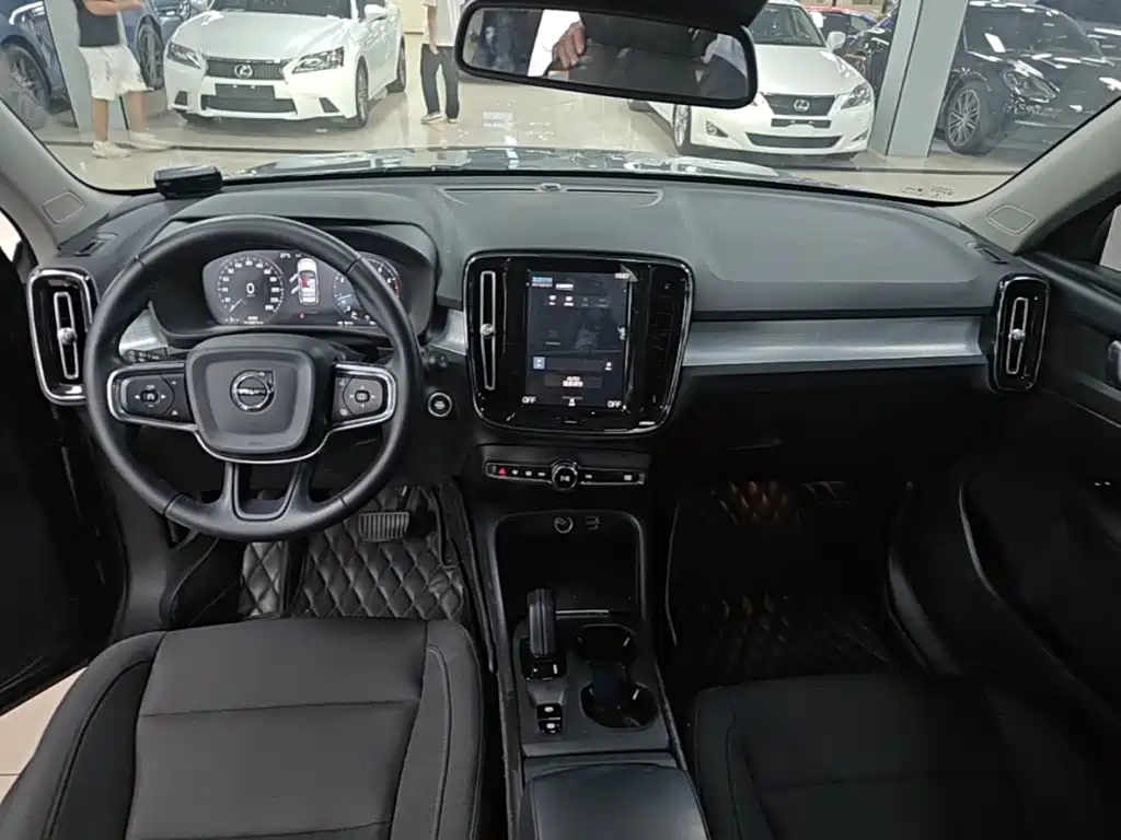 Volvo XC40 — фото 10