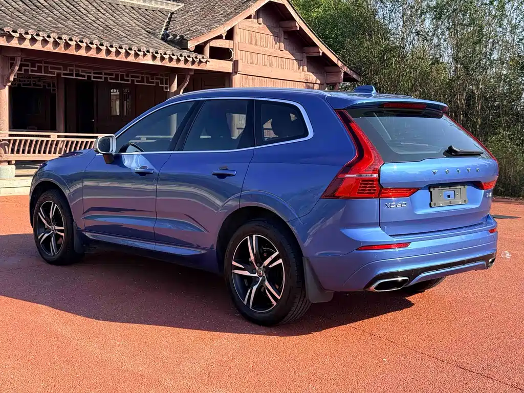 Volvo XC60 — фото 7