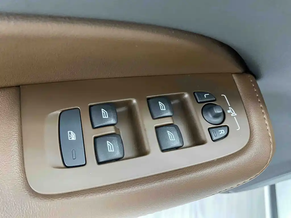 Volvo S60 — фото 14