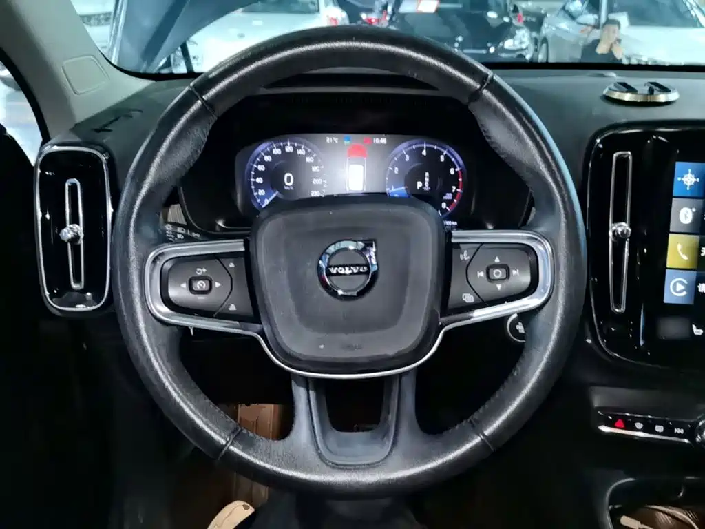 Volvo XC40 — фото 11