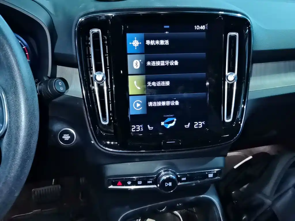 Volvo XC40 — фото 13