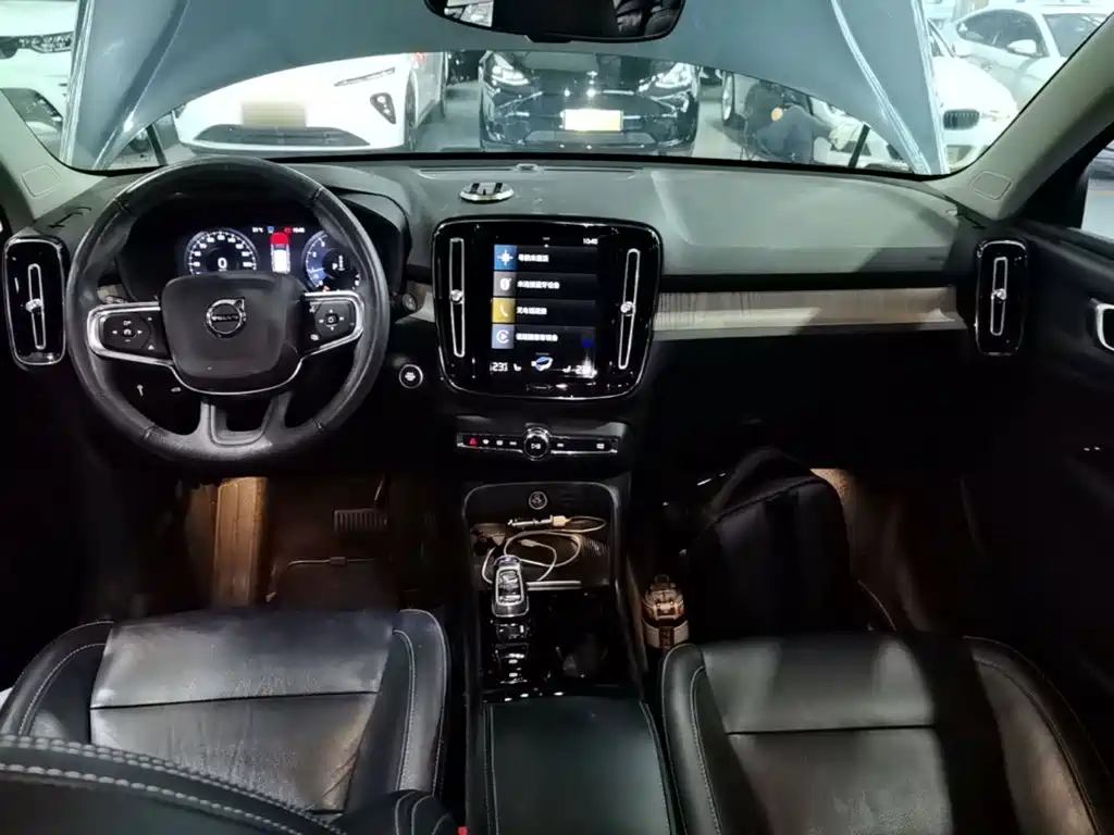 Volvo XC40 — фото 10
