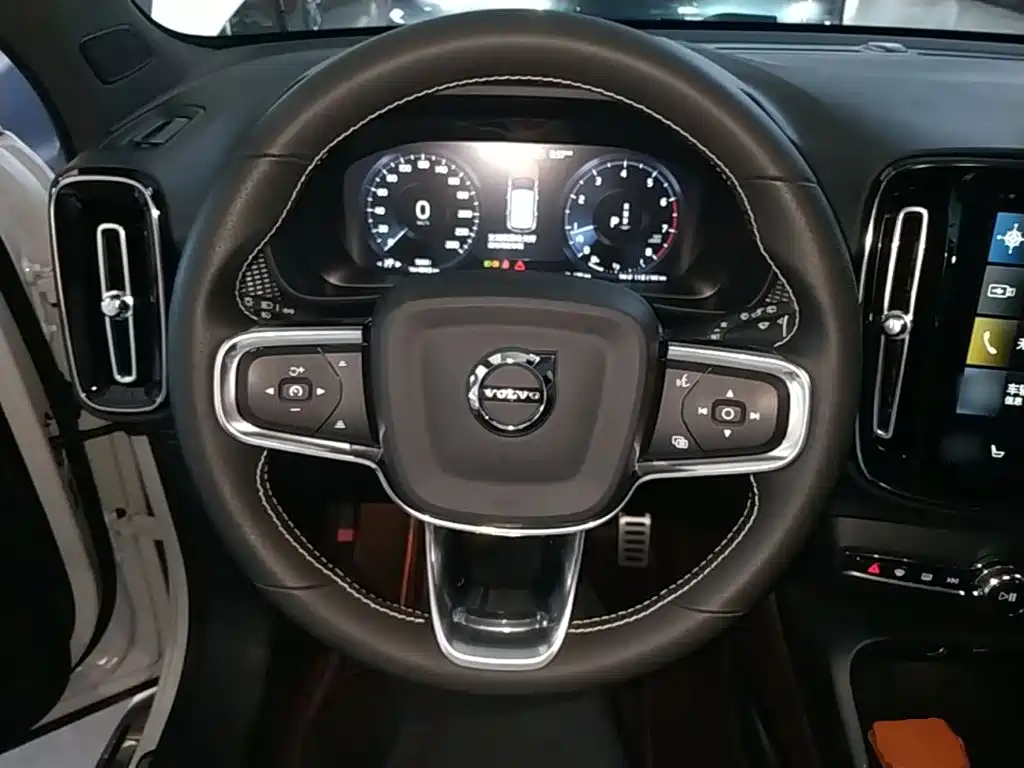Volvo XC40 — фото 11