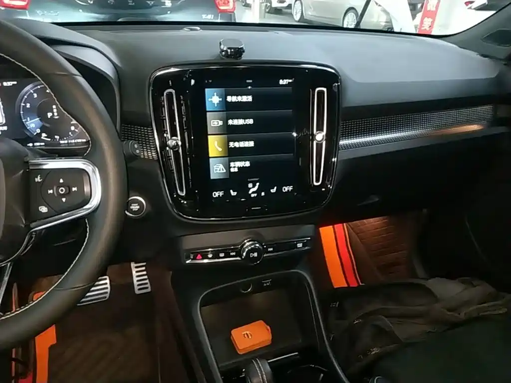 Volvo XC40 — фото 13