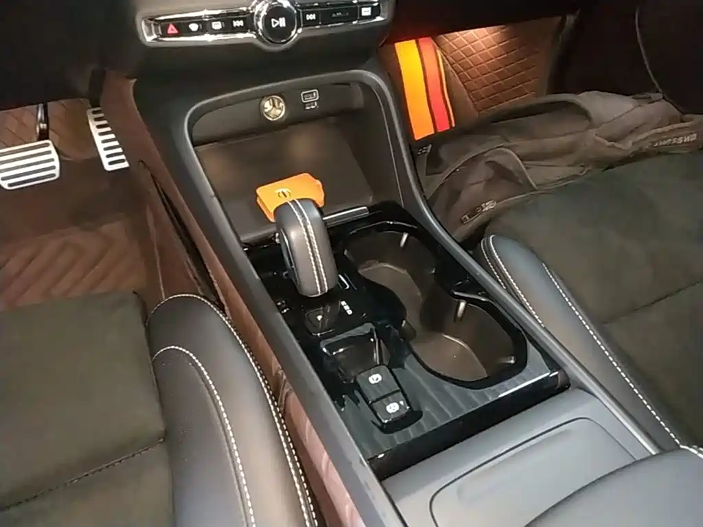 Volvo XC40 — фото 14