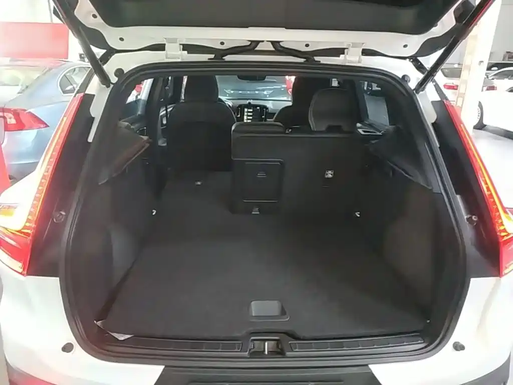 Volvo XC40 — фото 19