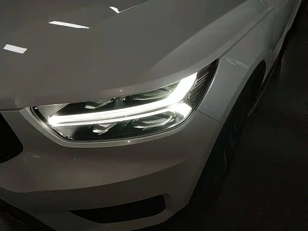 Volvo XC40 — фото 24