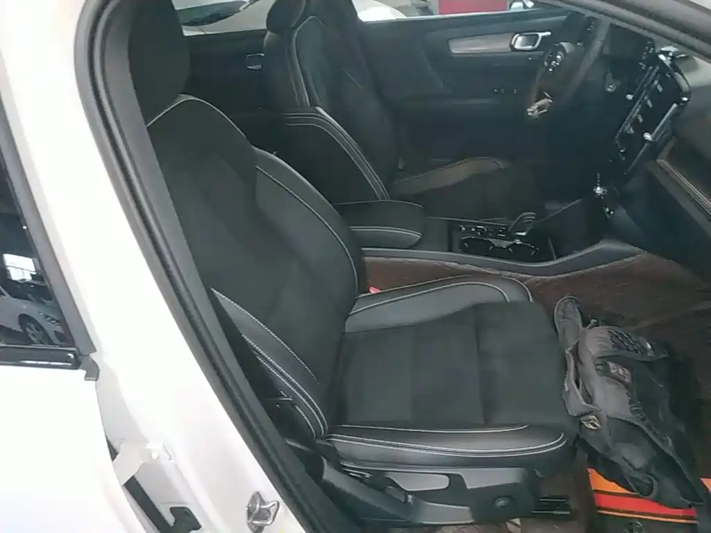Volvo XC40 — фото 25