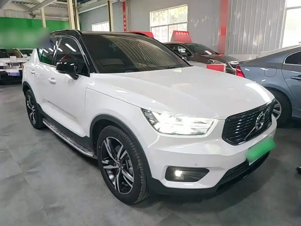 Volvo XC40 — фото 4