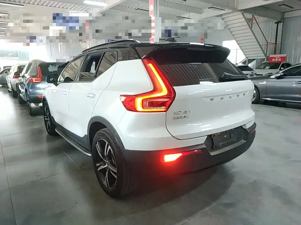 Volvo XC40 — фото 5
