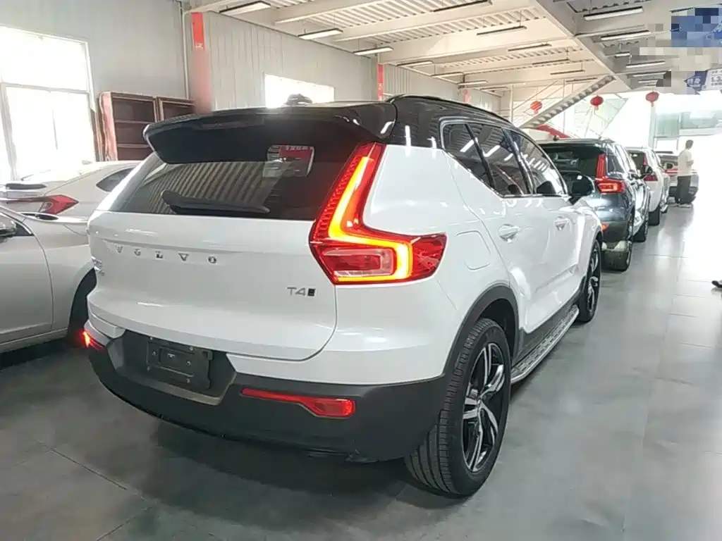 Volvo XC40 — фото 7