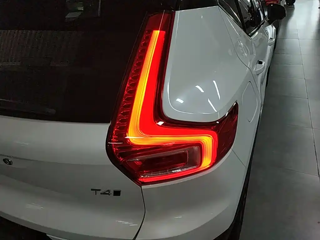 Volvo XC40 — фото 8
