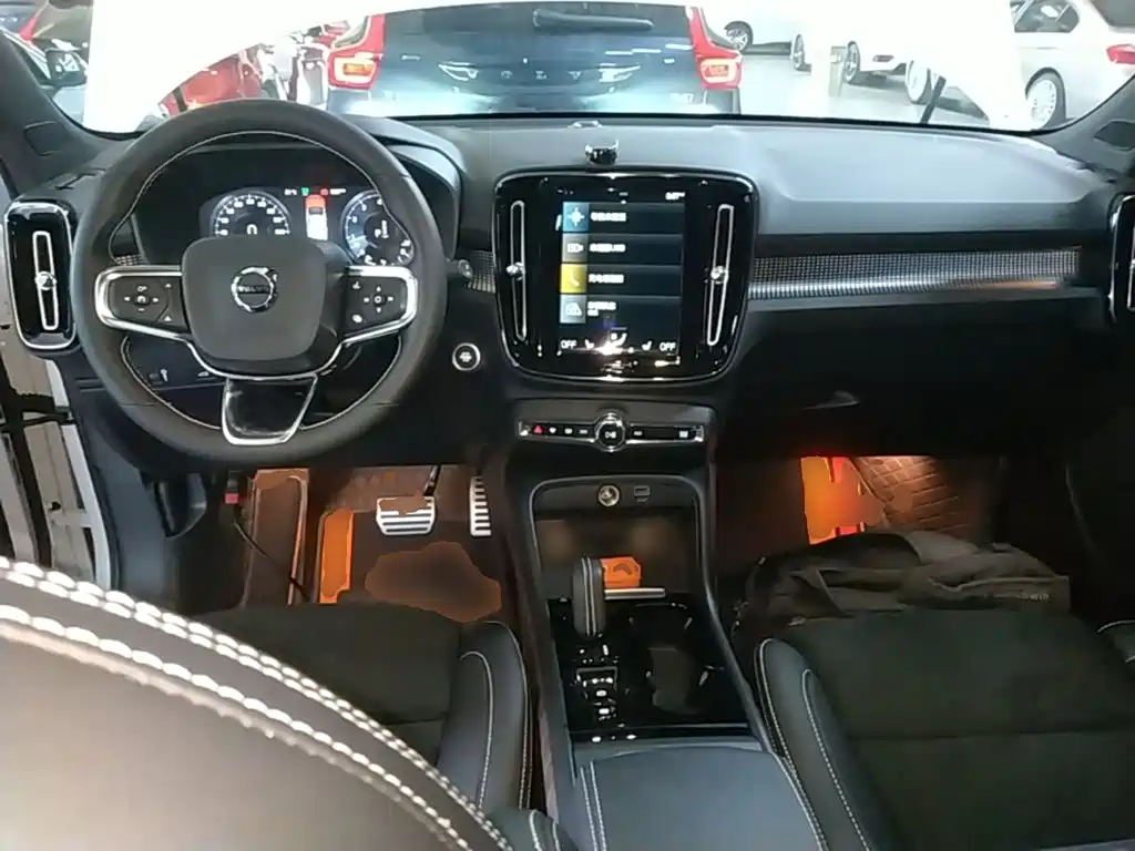 Volvo XC40 — фото 10