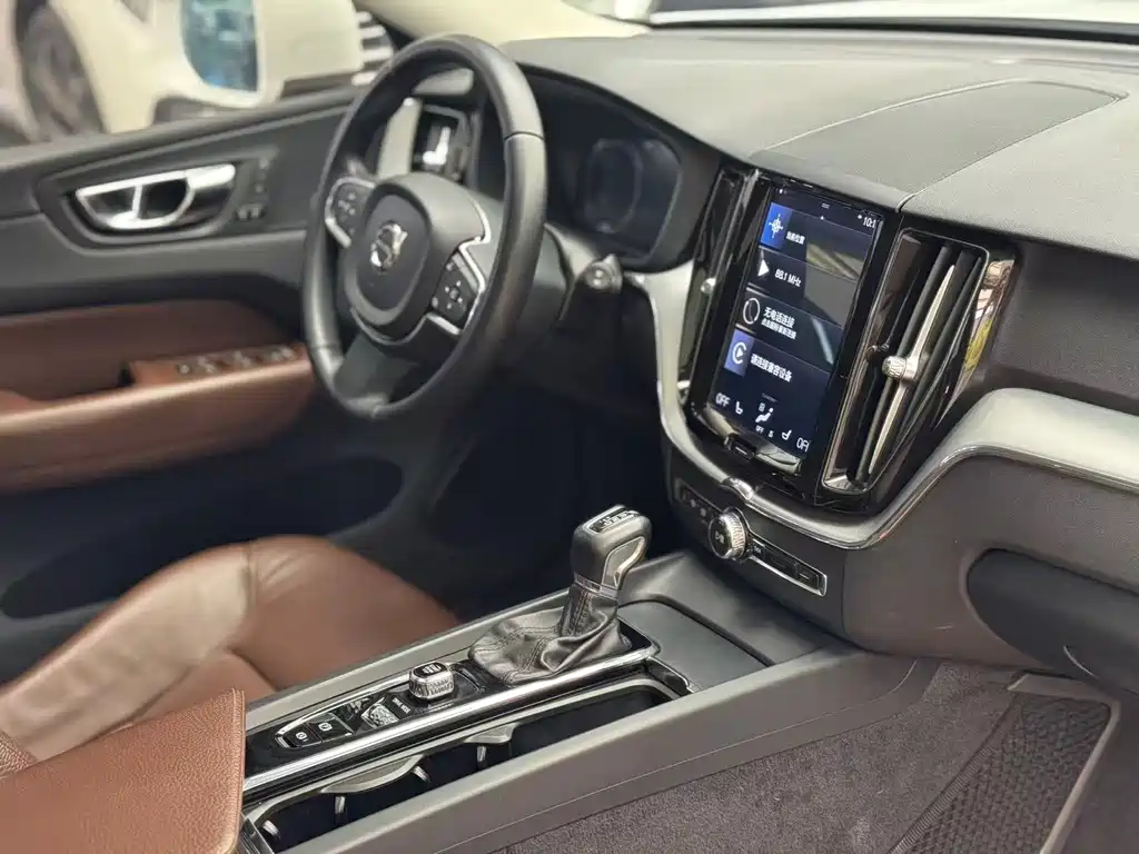 Volvo XC60 — фото 11