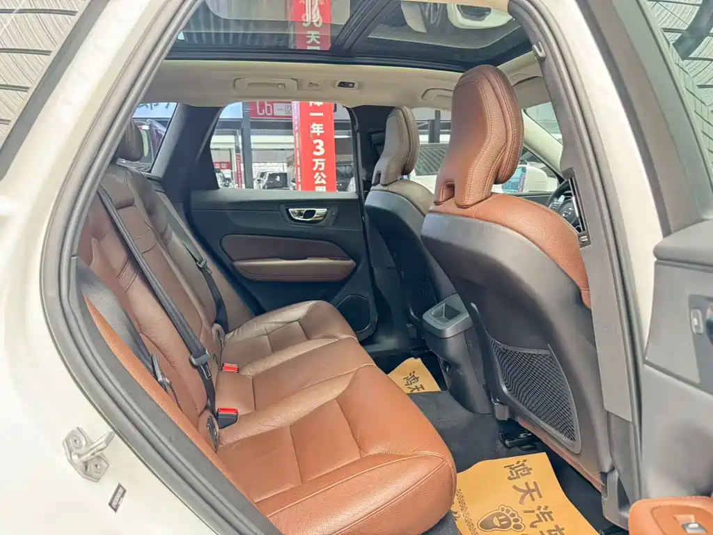 Volvo XC60 — фото 10