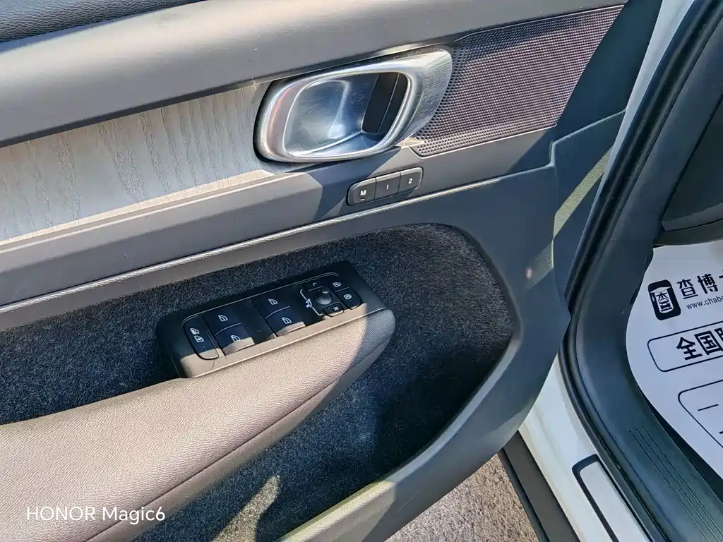 Volvo XC40 — фото 14