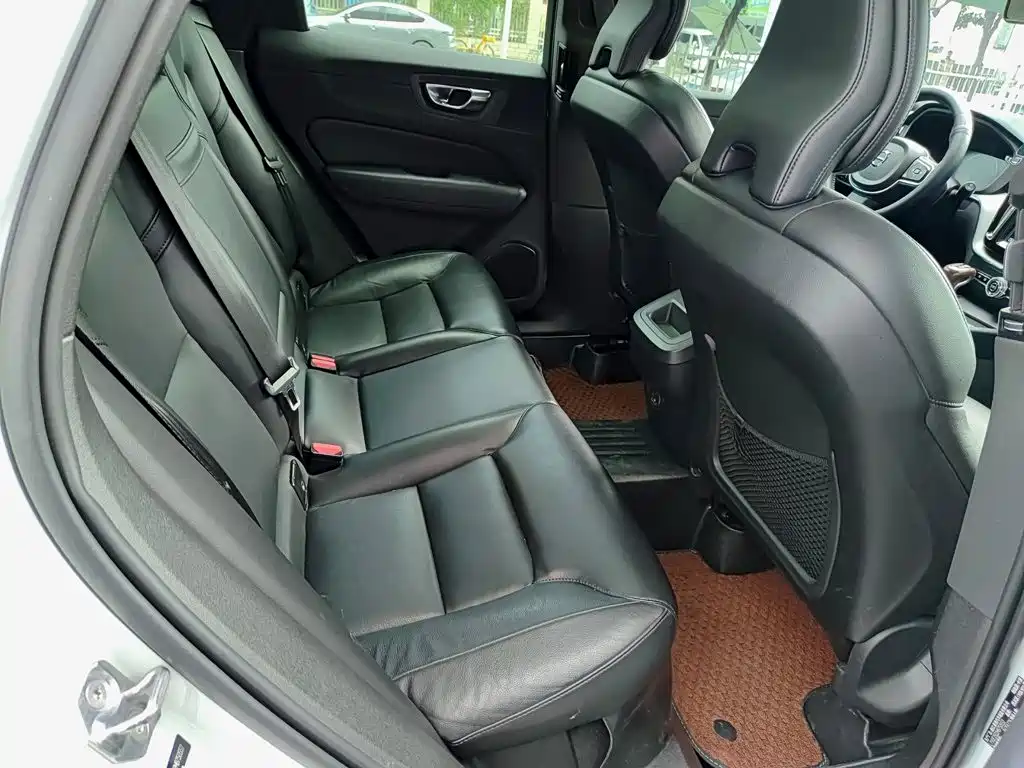 Volvo XC60 — фото 11