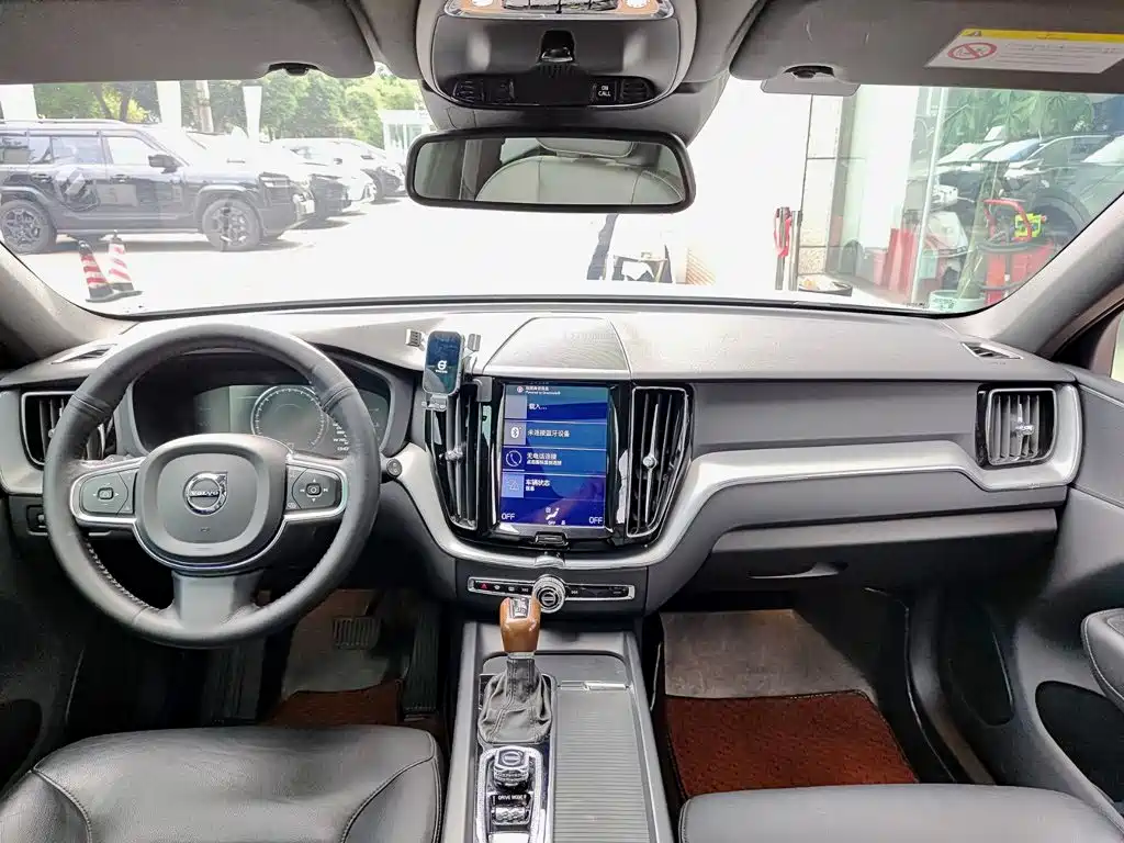 Volvo XC60 — фото 10