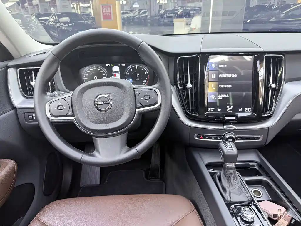 Volvo XC60 — фото 11