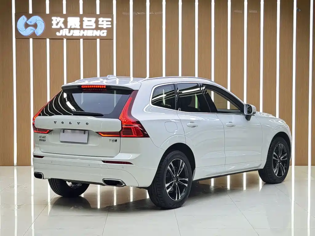 Volvo XC60 — фото 14