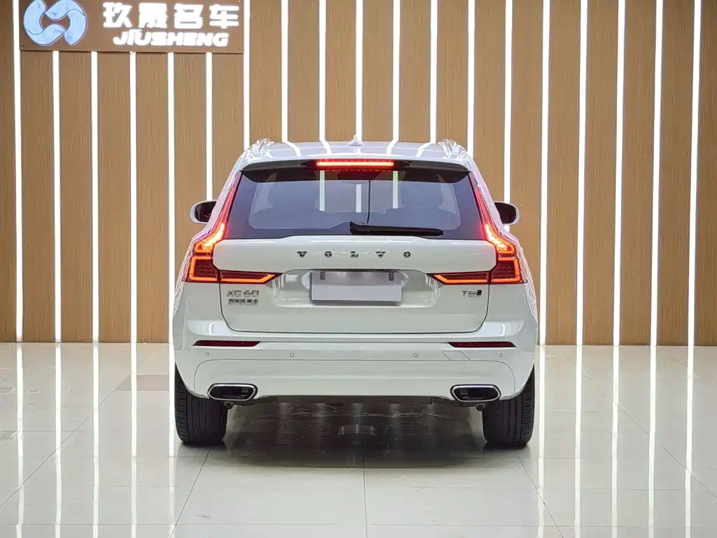 Volvo XC60 — фото 15