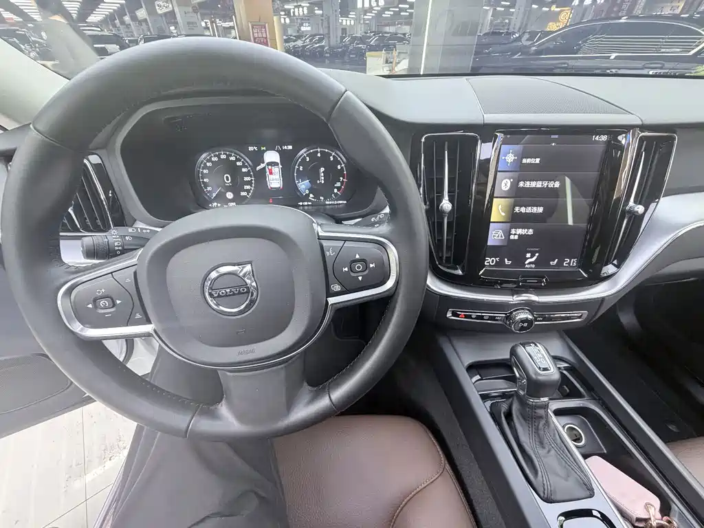 Volvo XC60 — фото 18