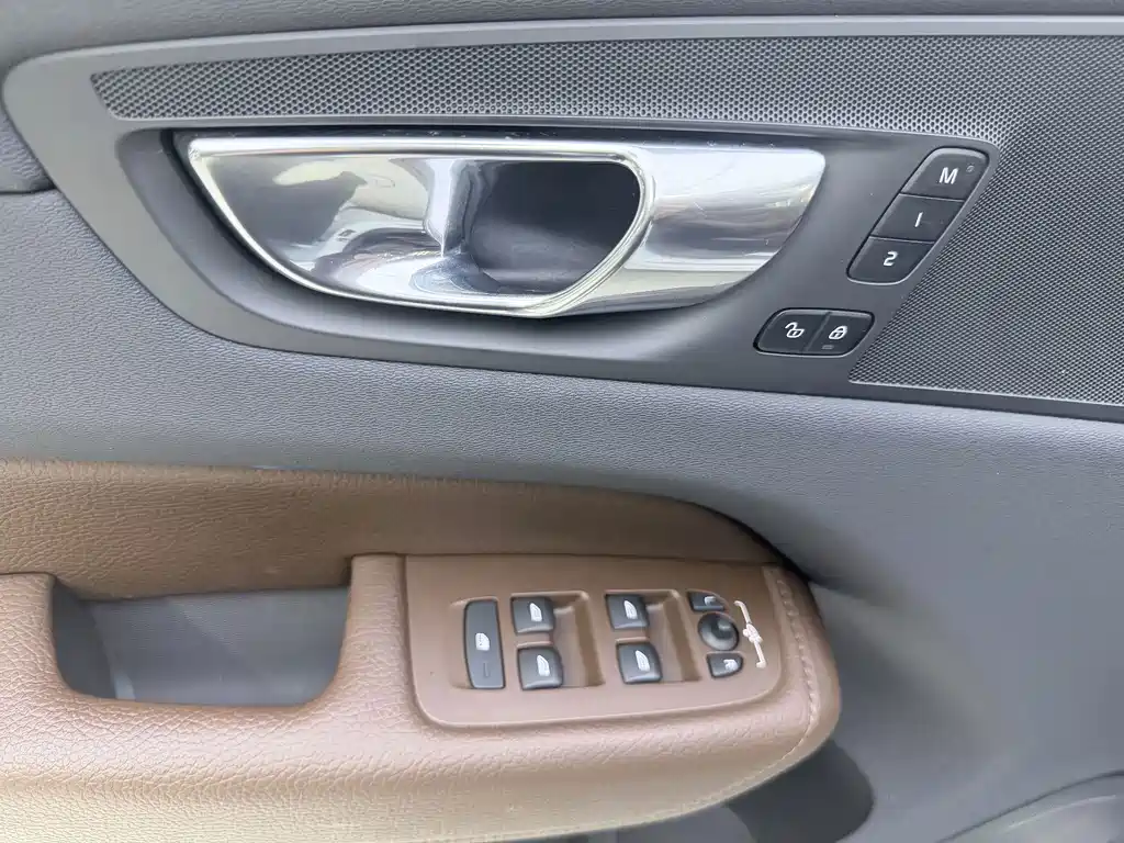 Volvo XC60 — фото 20