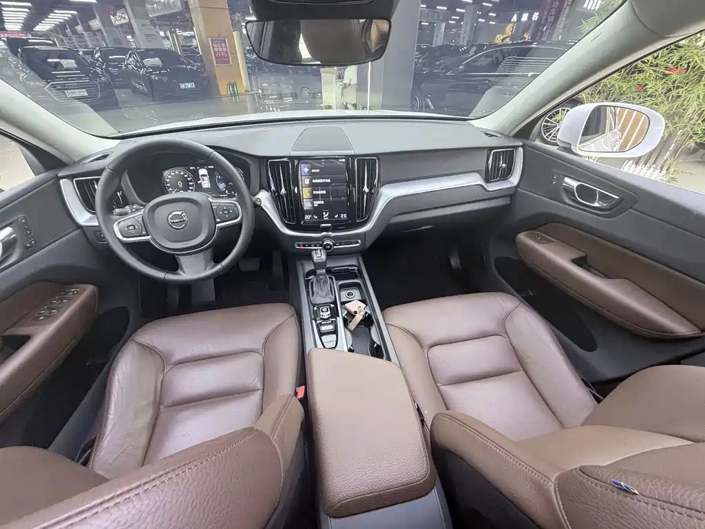 Volvo XC60 — фото 10