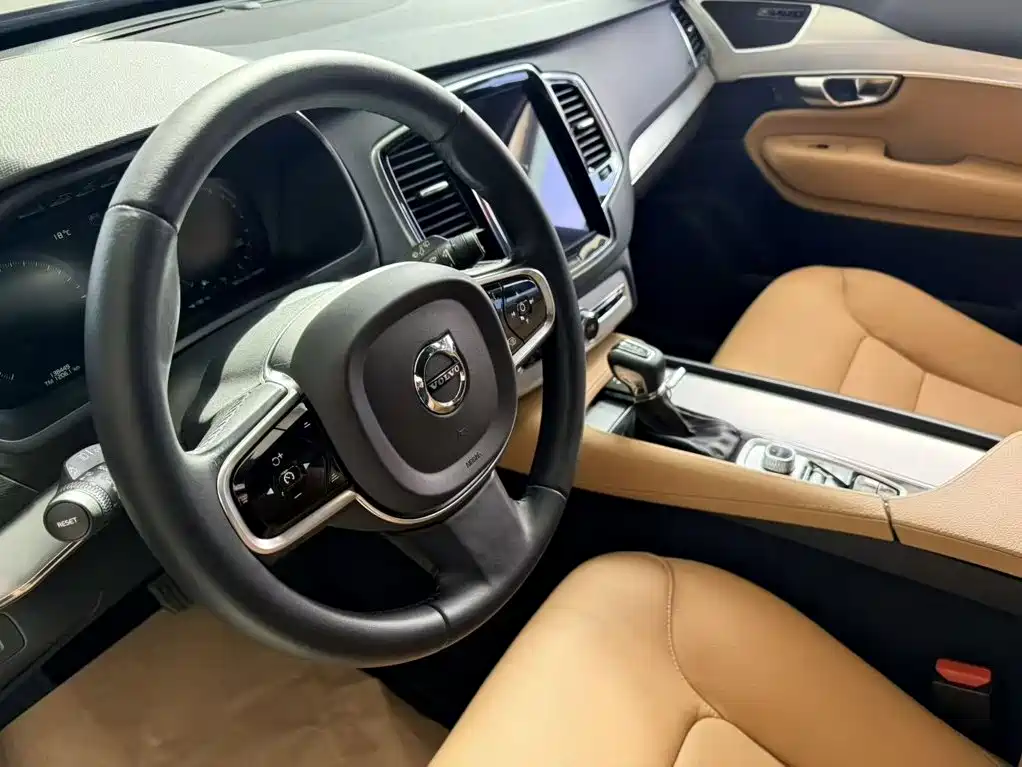 Volvo XC90 — фото 7