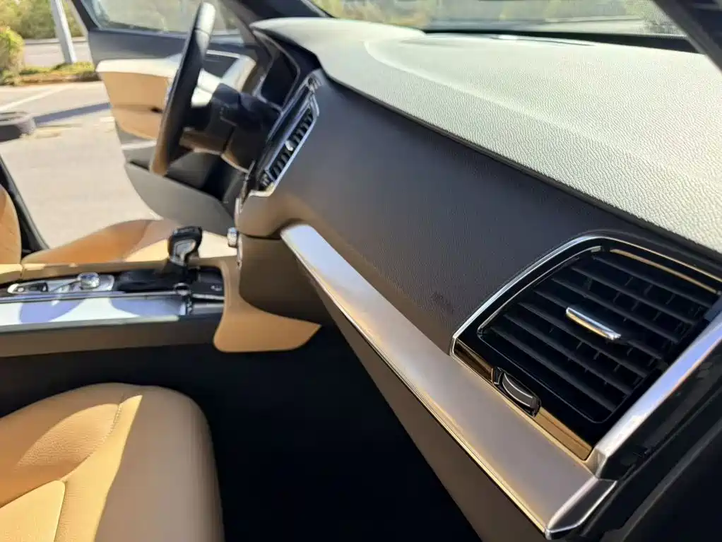 Volvo XC90 — фото 8