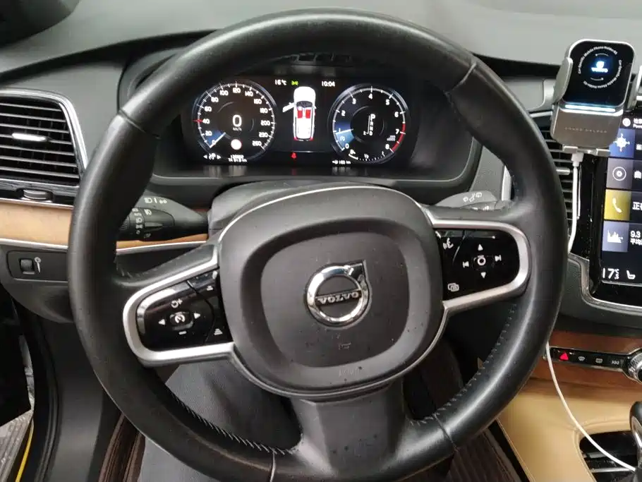 Volvo XC90 — фото 15