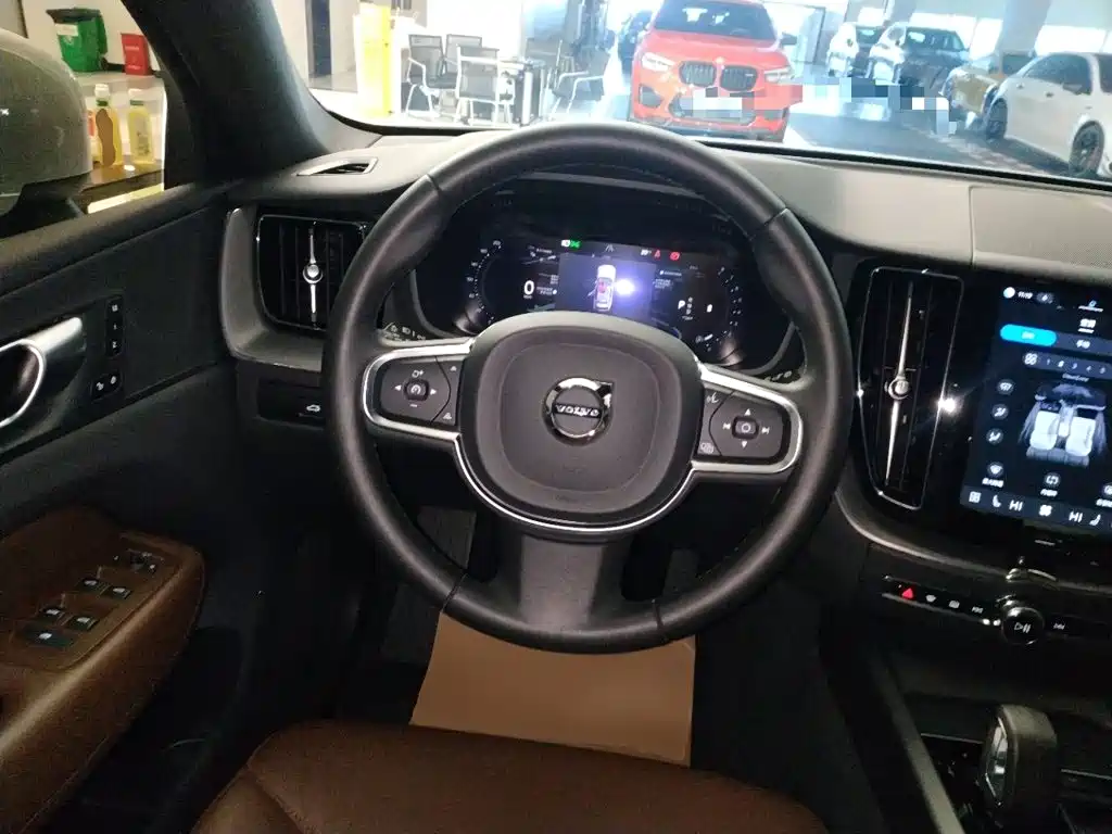 Volvo XC60 — фото 11
