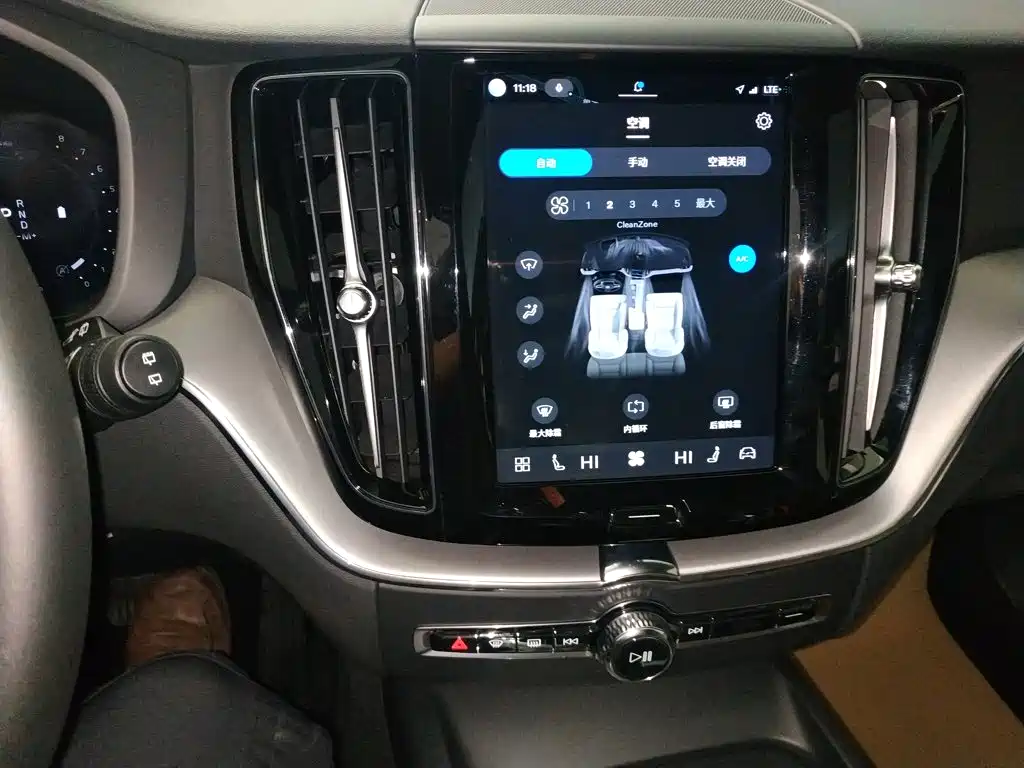 Volvo XC60 — фото 13