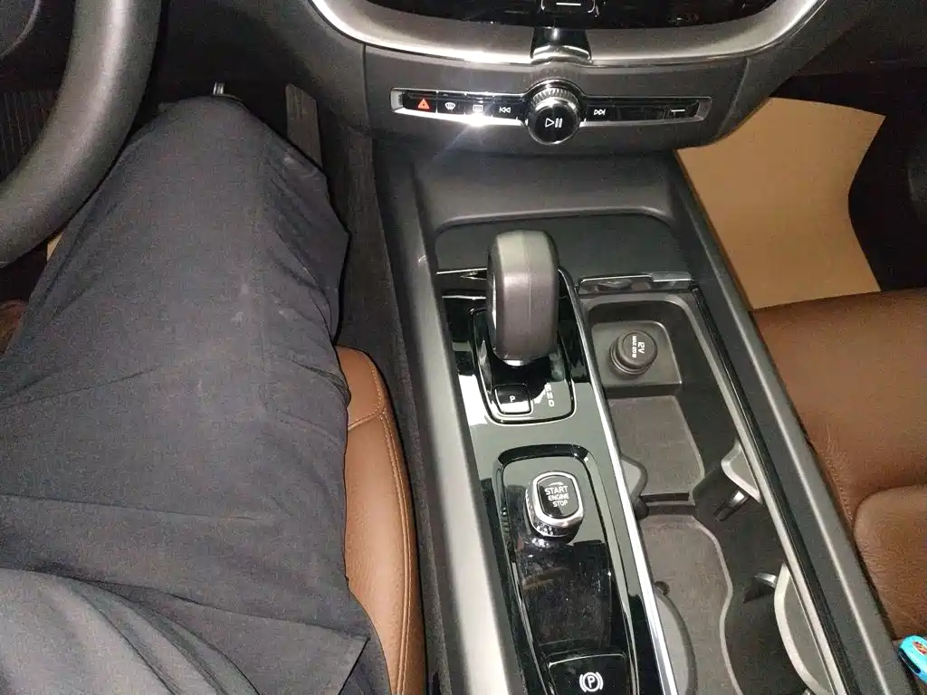 Volvo XC60 — фото 14