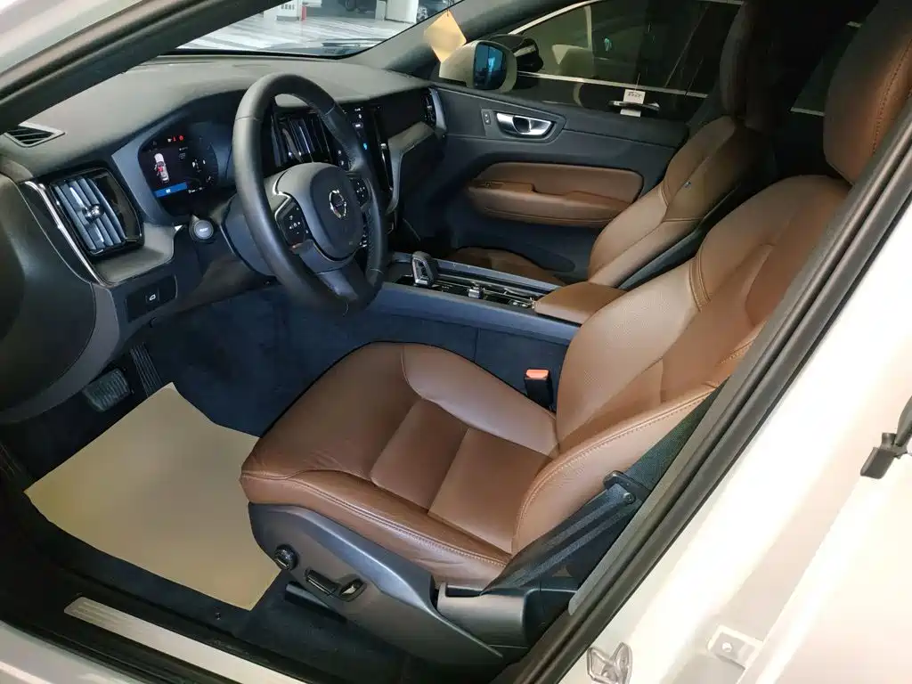 Volvo XC60 — фото 15