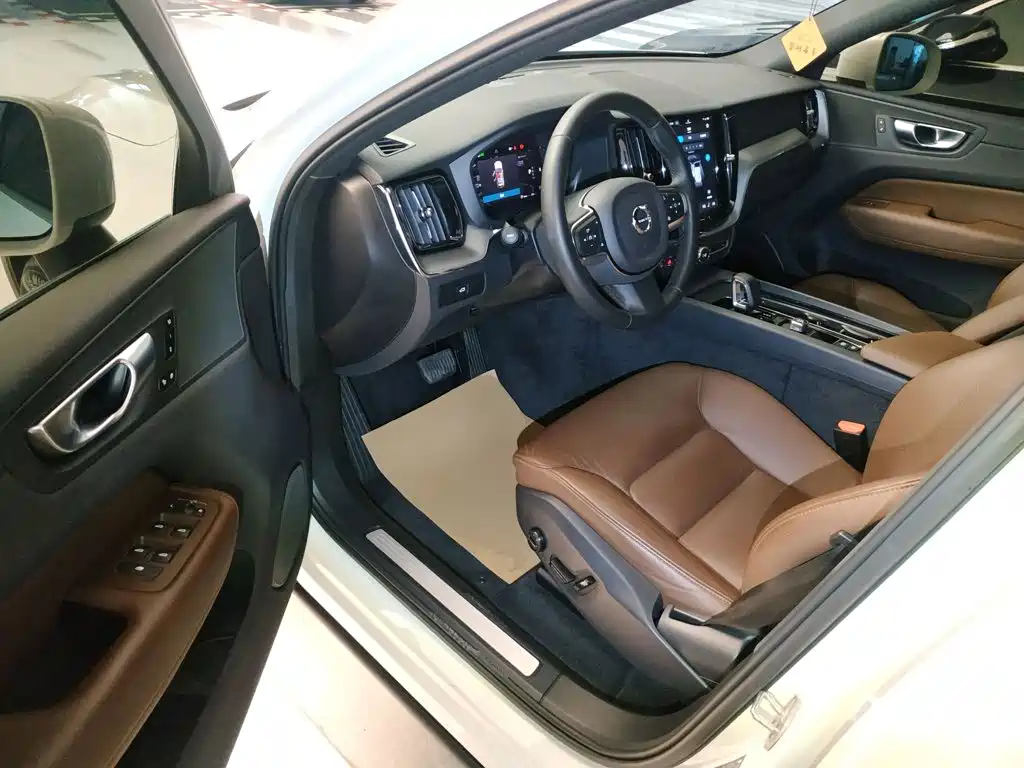 Volvo XC60 — фото 16