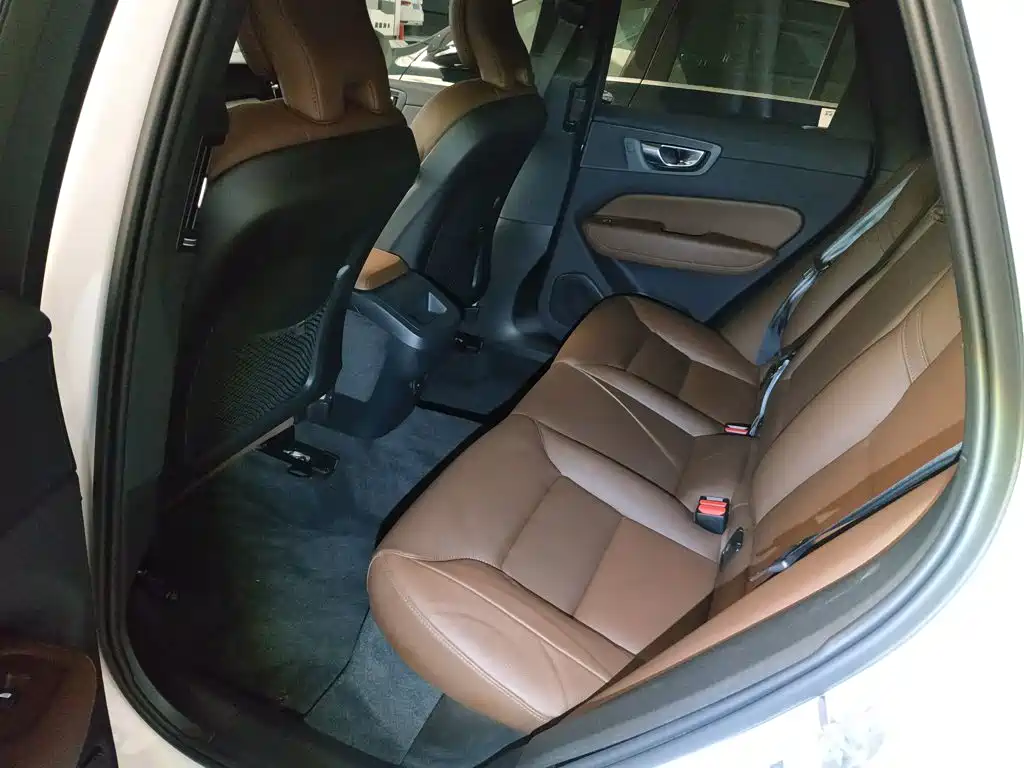 Volvo XC60 — фото 17