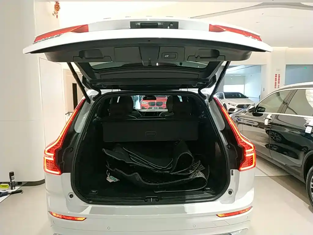 Volvo XC60 — фото 19