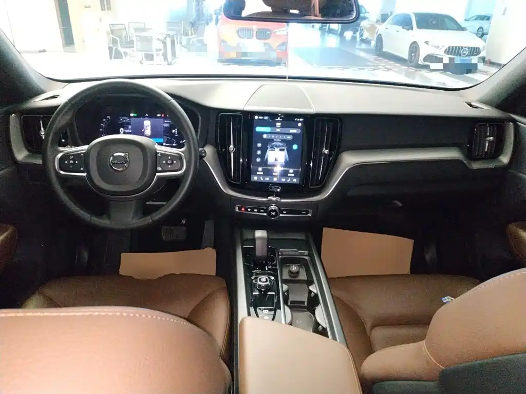 Volvo XC60 — фото 10