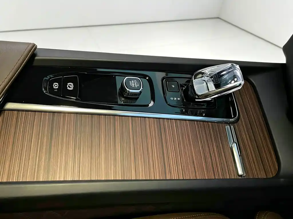 Volvo XC60 — фото 7