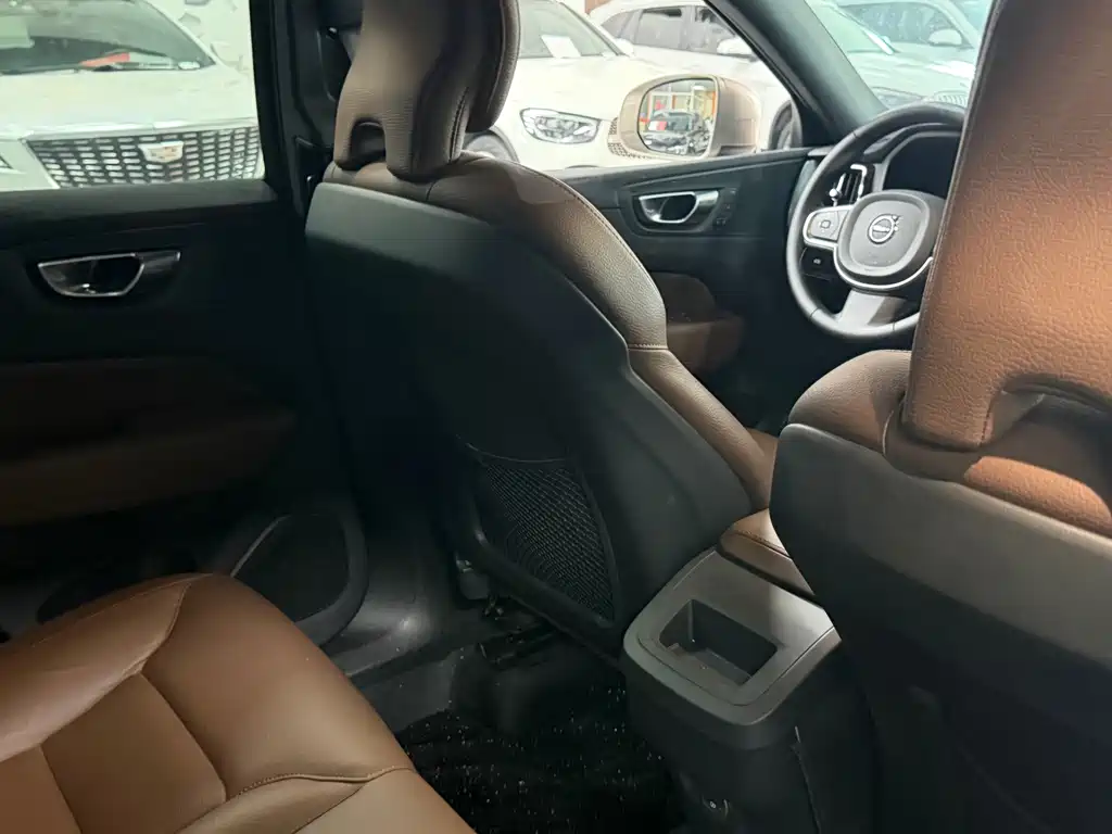 Volvo XC60 — фото 13